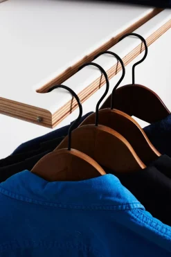 Ambivalenz - Fläpps Hängrail - Knagerække/Hylde - Sort