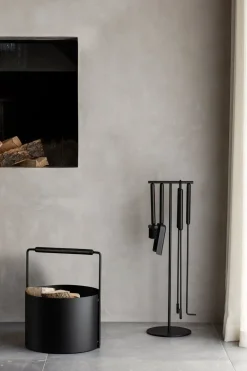 Blomus - ASHI brændekurv - Sort med brun egehåndtag - H: 45 x Ø: 35 cm