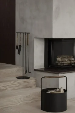 Blomus - ASHI brændekurv - Sort med brun egehåndtag - H: 45 x Ø: 35 cm