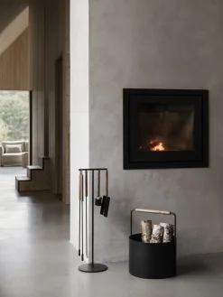 Blomus - ASHI brændekurv - Sort med brun egehåndtag - H: 45 x Ø: 35 cm