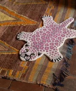 Doing Goods - Lilly Leopard Gulvtæppe - Small - Pink - 92 x 62 cm