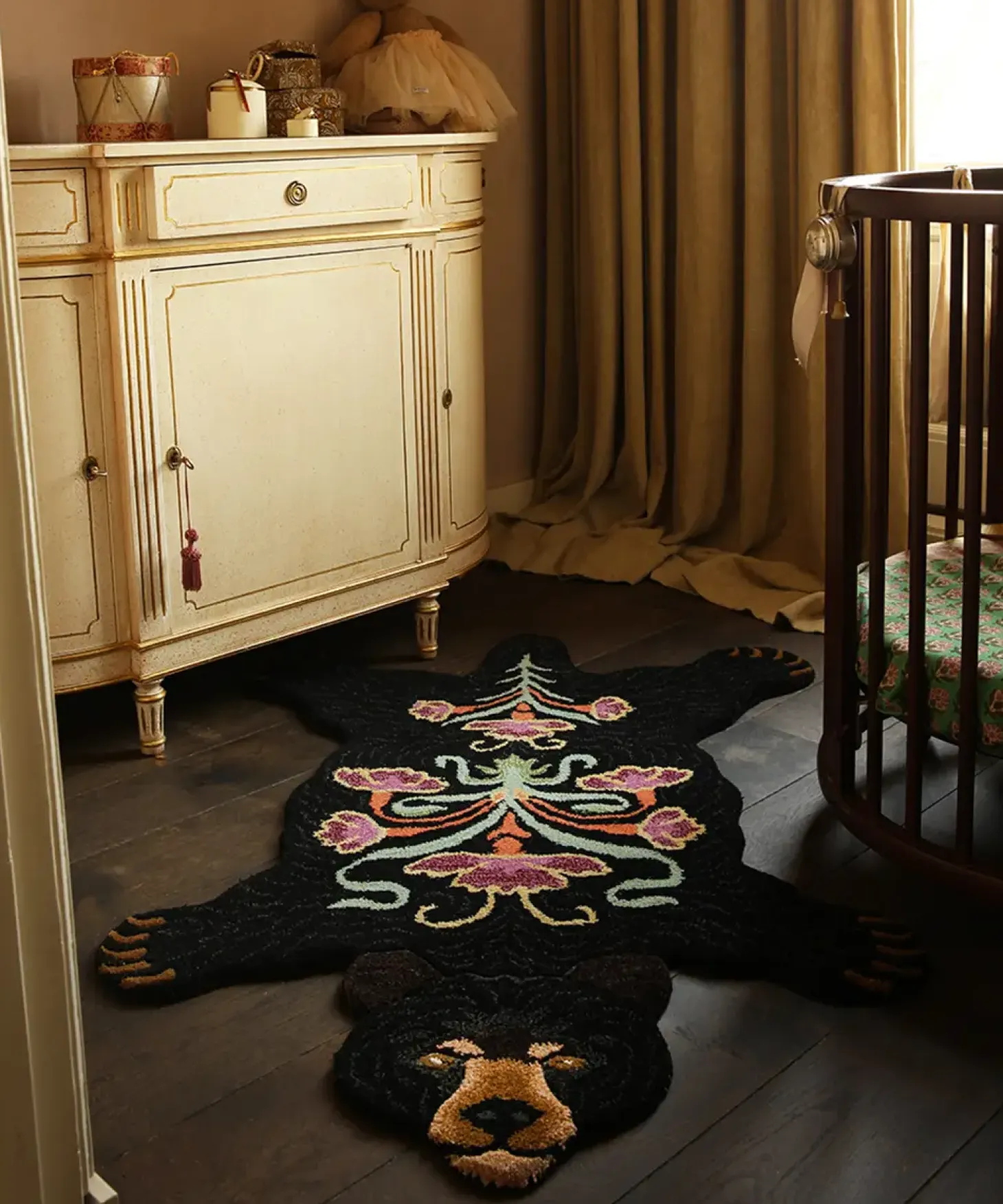 Doing Goods - Sort bjørne tæppe - Blooming Black Bear - Large - 143x97 cm