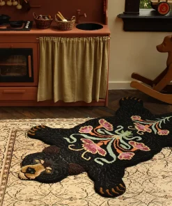 Doing Goods - Sort bjørne tæppe - Blooming Black Bear - Large - 143x97 cm