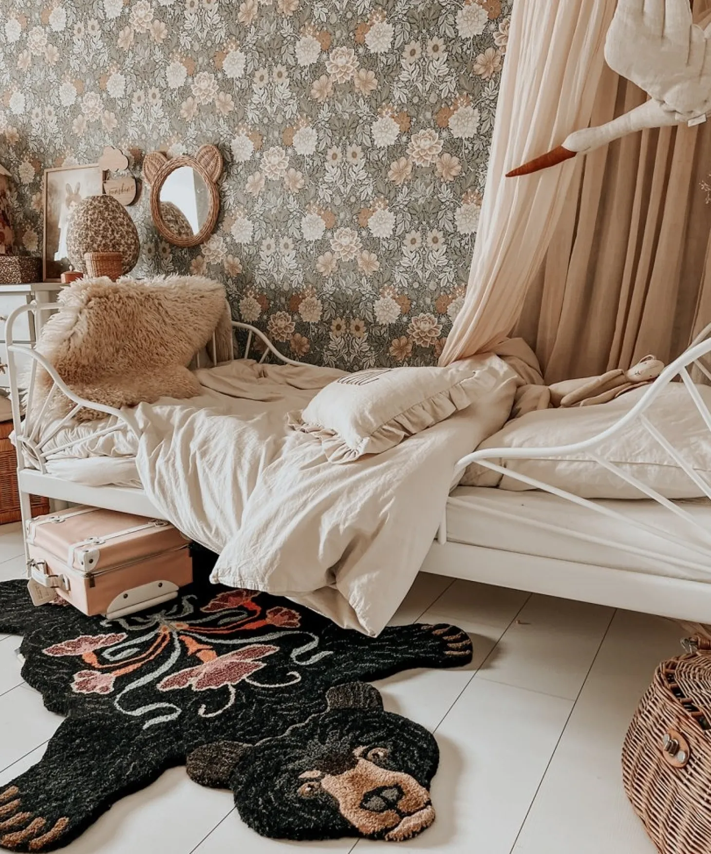 Doing Goods - Sort bjørne tæppe - Blooming Black Bear - Large - 143x97 cm