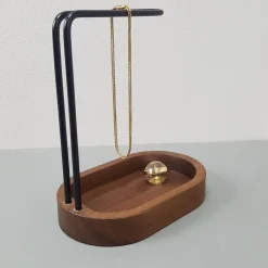 Dot Aarhus - Hang On - Smykkeholder - Valnød/Sort