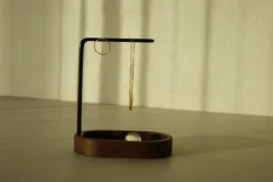 Dot Aarhus - Hang On - Smykkeholder - Valnød/Sort