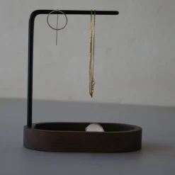Dot Aarhus - Hang On - Smykkeholder - Valnød/Sort
