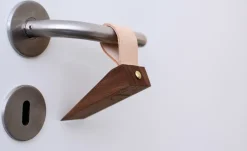 Dot Aarhus - Kiel - Dørkile/Dørstopper - Valnød, 2 cm høj