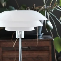 Dyberg Larsen - DL31 Opal gulvlampe - Opal hvid og Krom, Ø: 31 cm x H: 133 cm