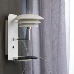 Dyberg Larsen - DL20 USB Hylde inkl. Lampe - Hvid