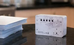 Gingko - Brick Click Clock Marble / White LED