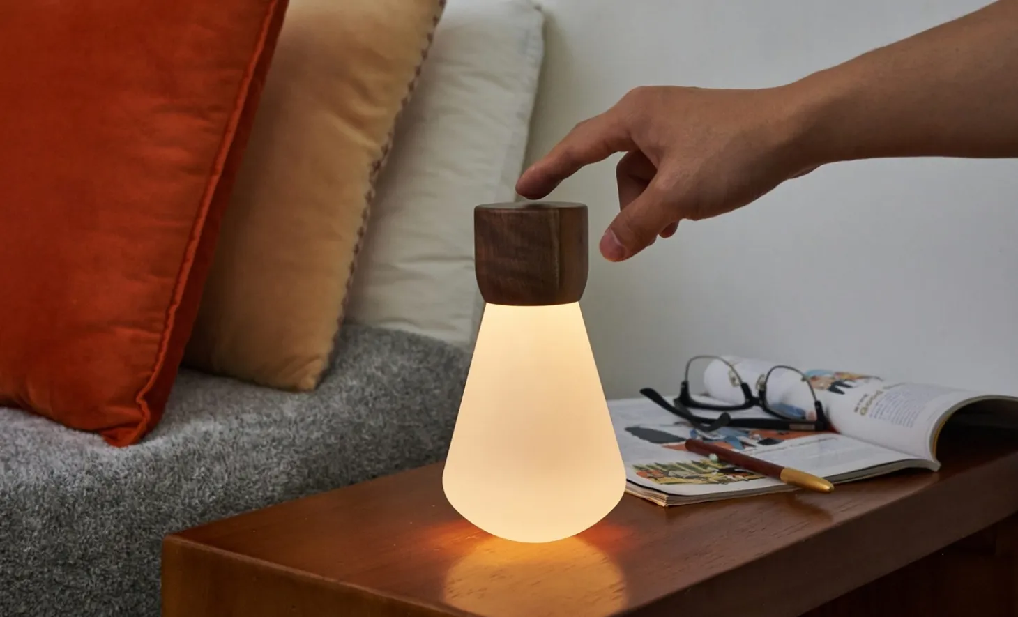 Gingko - Pentagon Light bulb Lamp Mini Natural Walnut Wood