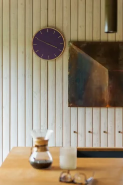 Hemverk - Vægur - Lys Eg/Burgundy - Sorte visere - Ø38 cm