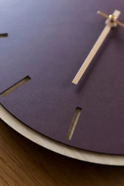 Hemverk - Vægur - Lys eg/Burgundy - Guld visere - Ø28