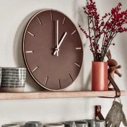 Hemverk - Vægur - Lys eg/Burgundy - Guld visere - Ø28