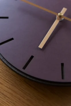 Hemverk - Vægur - Mørk Eg/Burgundy - Sølv visere - Ø28 cm