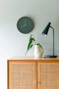 Hemverk - Vægur - Mørk Eg/Conifer Grøn - Sølv visere - Ø38 cm