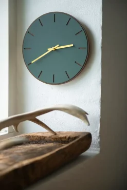 Hemverk - Vægur - Mørk Eg/Conifer Grøn - Guld visere - Ø38 cm