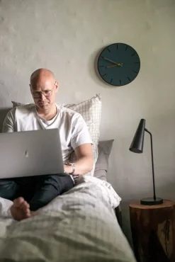 Hemverk - Vægur - Mørk Eg/Smokey Blue - Sorte visere - Ø28 cm