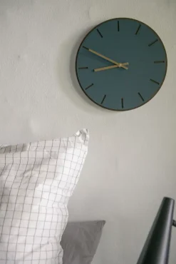 Hemverk - Vægur - Mørk Eg/Smokey Blue - Guld visere - Ø38 cm