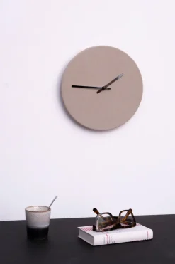 Hemverk - Vægur - Shape Chocolate - Sorte visere - Ø28 cm