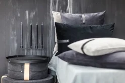 Louise Smærup pude - Mørkegrå pude i velour 65 x 65 cm