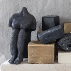 Mette Ditmer - ART PIECE Sitting Woman - Sort