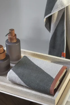 Mette Ditmer - DIAGONAL bath towel - Dark olive