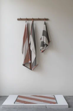 Mette Ditmer - DIAGONAL guest towel, 2-pack - Dark olive