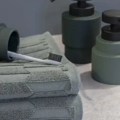 Mette Ditmer - GEO håndklæde - 50x95 cm - Pine Green - grøn