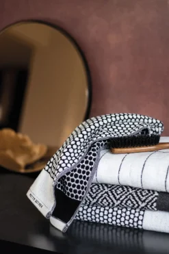 Mette Ditmer - GRID badehåndklæde, sort / råhvid