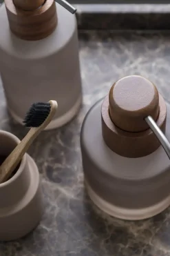 Mette Ditmer - MODEST-sæbedispenser - Walnut - Ø9 x H14 cm