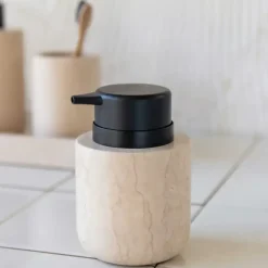 Mette Ditmer - Sæbepumpe-hoved, medium, sort