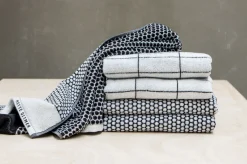 Mette Ditmer - TILE gæstehåndklæde, 2 stk., Sort / Off-white