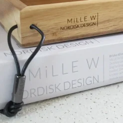 MiLLE W NORDISK DESIGN - Bakke i træ - Beige læder - 15 x 60 cm.