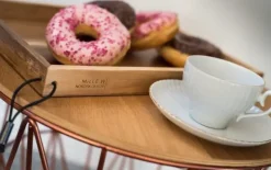 MiLLE W NORDISK DESIGN - Bakke i træ - Beige læder - 24 x 33 cm.