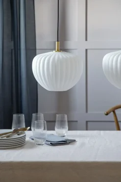 Moudhome - Lampe - MOMA pendel - Opal glas og børstet Messing