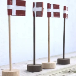 Nordic By Hand - Snoren - Bordflag mini i lys eg - H20