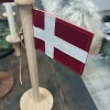 Nordic By Hand - Snoren - Bordflag i lys eg - H40