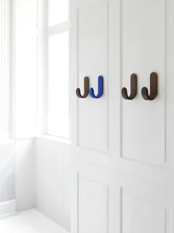 Normann Copenhagen - Curve Hook - Valnød træ