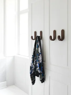 Normann Copenhagen - Curve Hook - Valnød træ