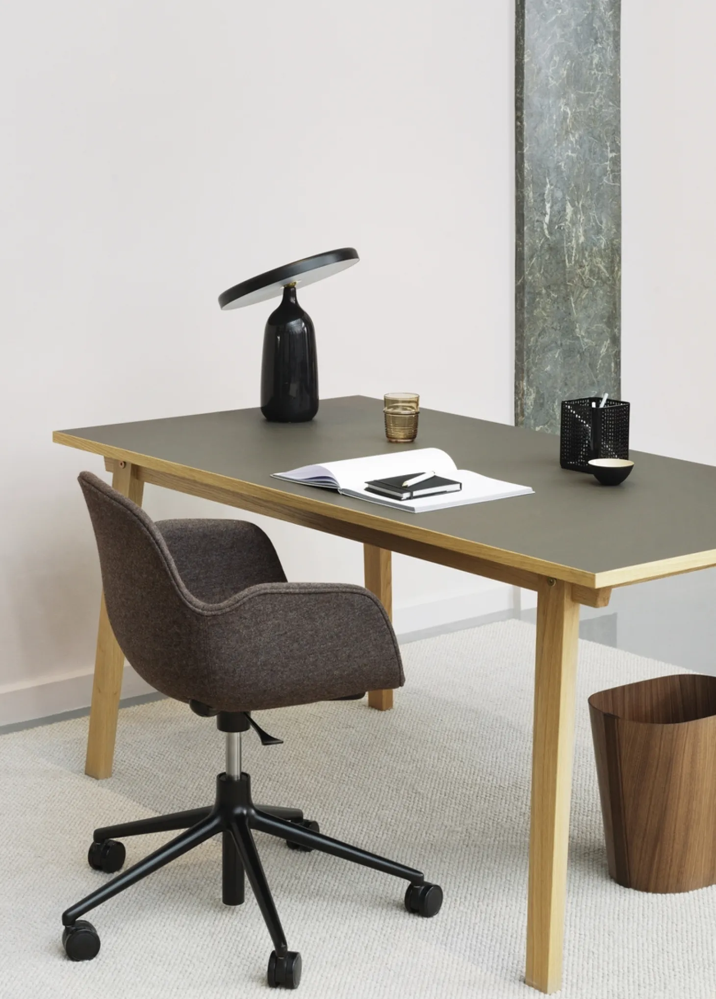 Normann Copenhagen - Form Armstol Swivel 5W med hjul - Sort/Rød