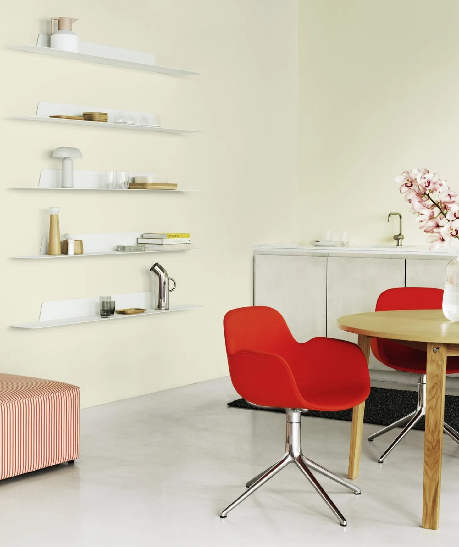 Normann Copenhagen - Form Armstol Swivel 5W med hjul - Sort/Rød