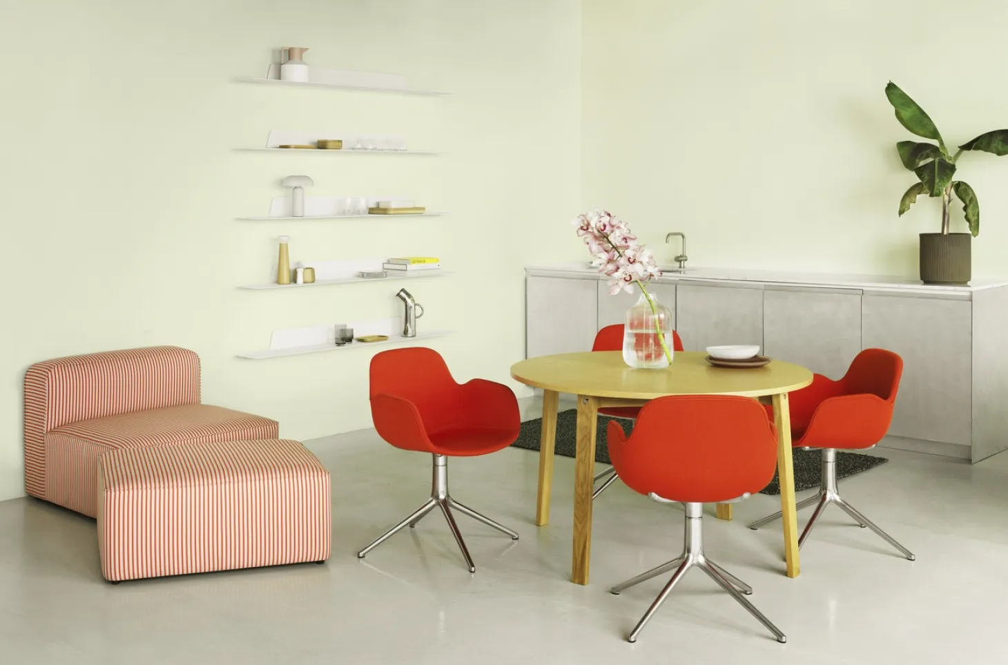 Normann Copenhagen - Form Armstol Swivel 5W med hjul - Sort/Rød