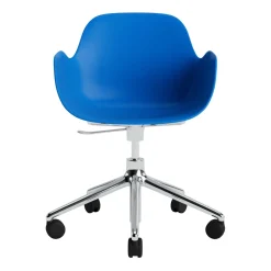 Normann Copenhagen - Form Armstol Swivel 5W med hjul - Alu/Blå