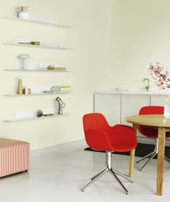 Normann Copenhagen - Form Armstol Swivel 5W med hjul - Sort/Creme