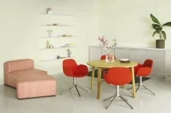 Normann Copenhagen - Form Armstol Swivel 5W med hjul - Sort/Creme