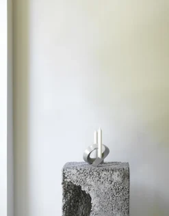 Normann Copenhagen - Lysestage - Crooked Candlestick Two - Warm Grey / Varm Grå