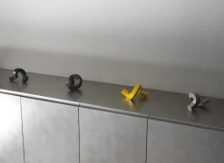 Normann Copenhagen - Lysestage - Crooked Candlestick One - Warm Grey / Varm Grå