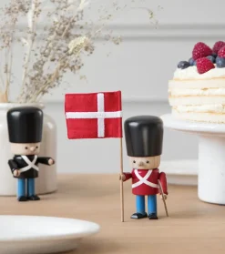 NovoForm - Rød garder m. flag og gevær